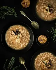 Gesunde Gemüsesuppe mit Bohnen, vollgepackt mit nahrhaftem Gemüse und eiweißreichen Bohnen für eine vollwertige Mahlzeit.